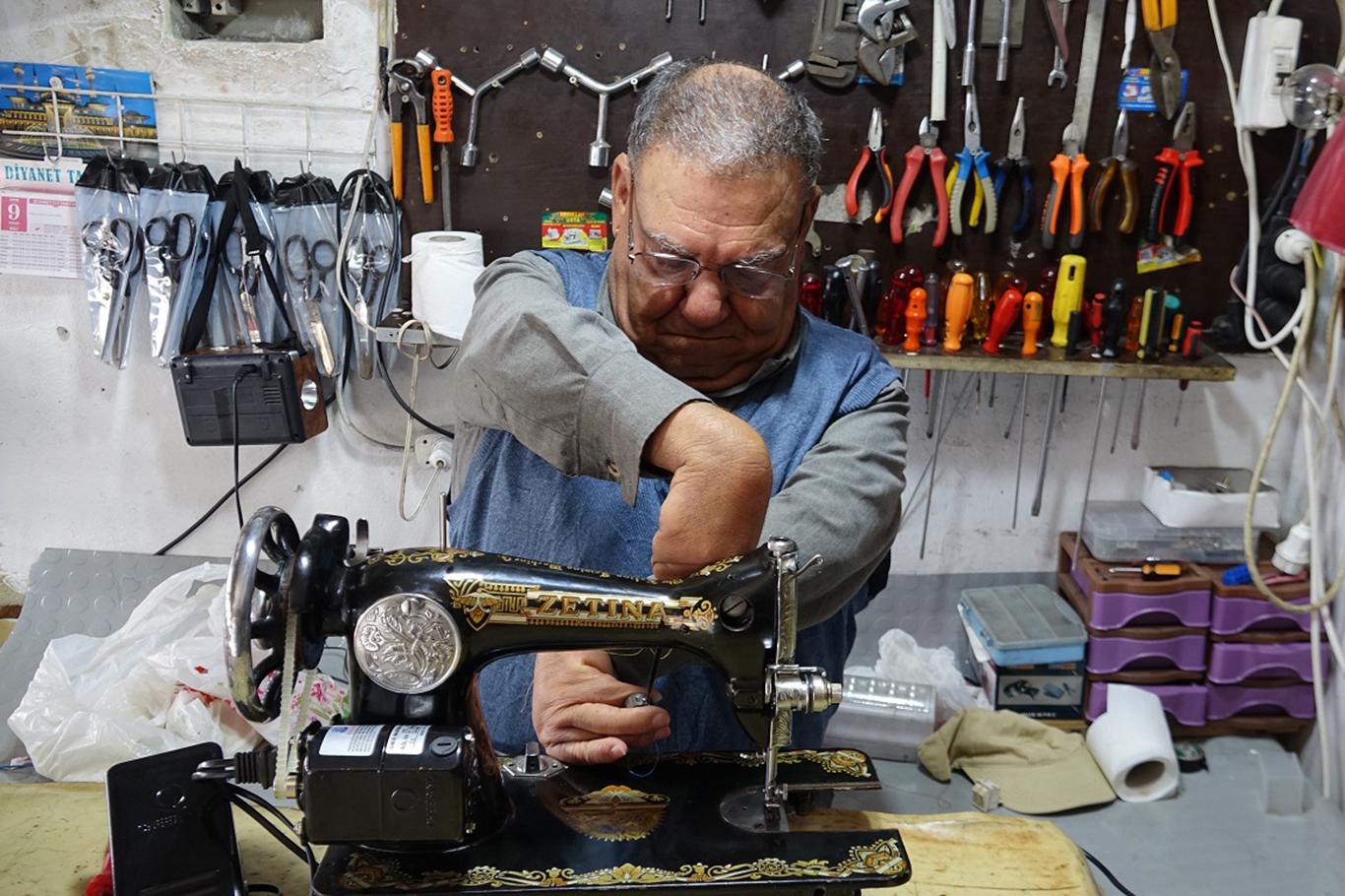 Engelli adam ev aletlerini tamir ederek geçimini sağlıyor
